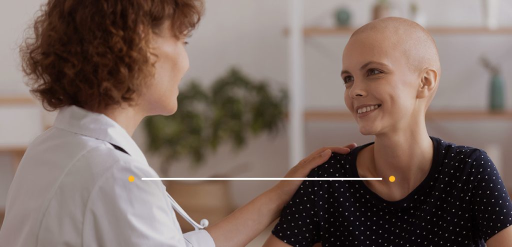 imagem de duas mulheres, sendo médica e paciente, simbolizando Leucemia: principais tipos, sintomas e tratamentos