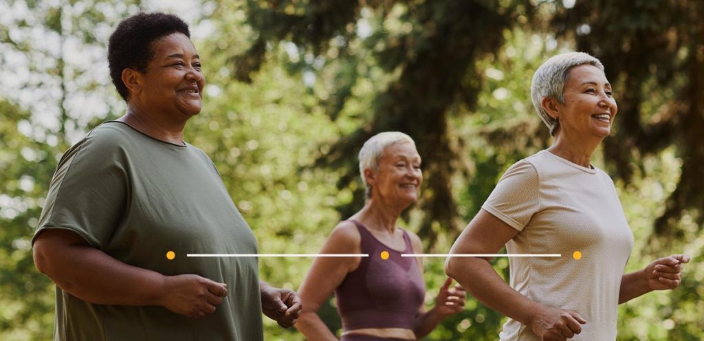 imagem de mulheres praticando exercícios físico ao ar livre, simbolizando a pratica de exercício físico para aliviar as dores de fibromialgia
