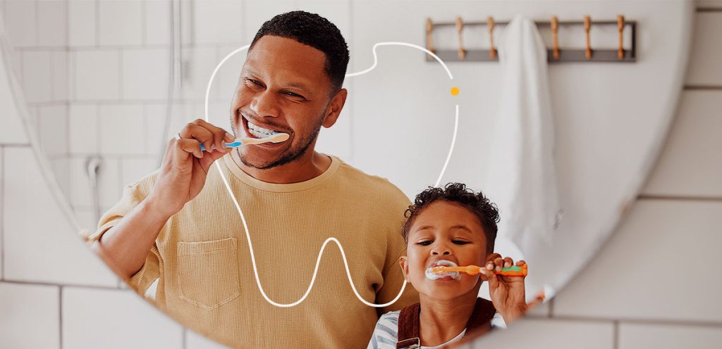 imagem um homem e uma criança, sendo pai e filho, escovando os dentes, simbolizando o dia mundial da saúde bucal