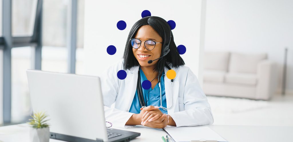 Imagem de uma moça com headfone no ouvido e na frente de um notebook em uma consulta médica, simbolizando o texto como funciona a teleconsulta e para quem é indicada?