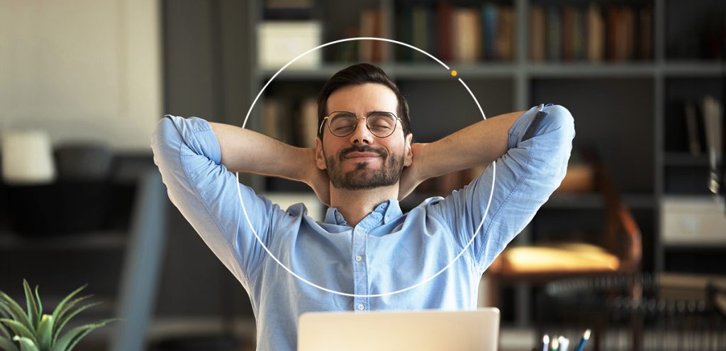 Imagem de um homem sentado em um escritório, simbolizando a importância da saúde mental no trabalho.