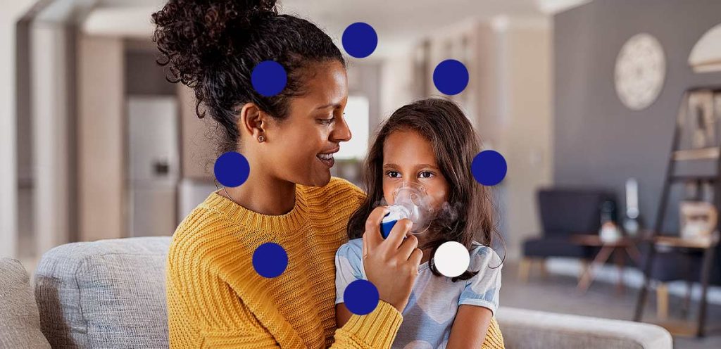 imagem de uma mulher e uma criança com um aparelho de inalação no rosto da criança. Simbolizando asma, uma condição respiratória crônica