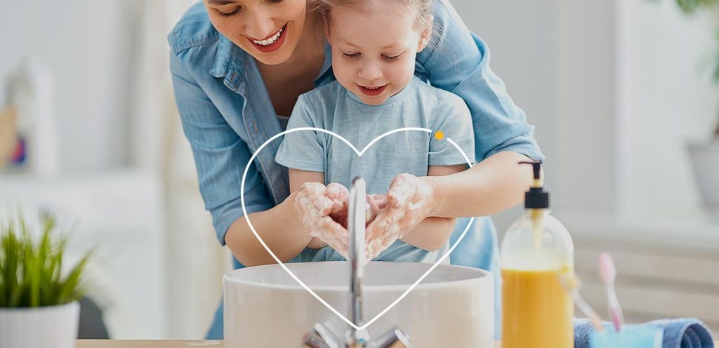 imagem de uma mulher e uma criança lavando as mãos, simbolizando Higienização das mãos, conheça os passos essenciais