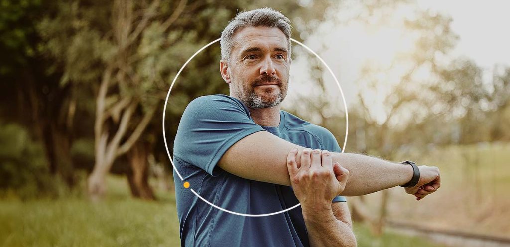 imagem de um homem fazendo alongamento, simbolizando Fibromialgia e fadiga: entenda a diferença e a relação