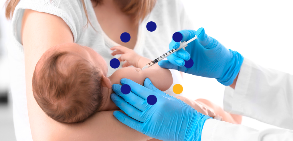 Imagem de uma mãe segurando o seu bebê que está tomando vacina, para representar: Dia da Imunização - entenda a importância da imunização na fase adulta 
