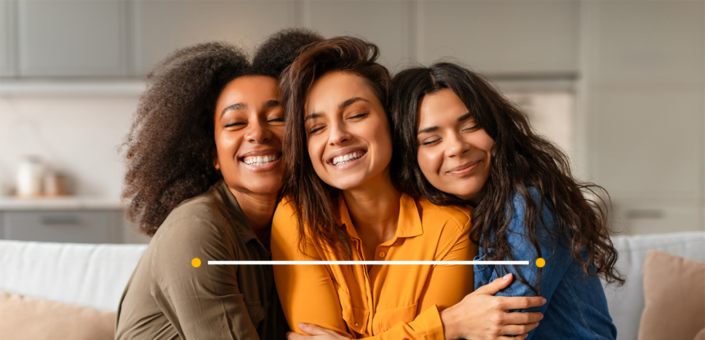 imagem de 3 mulheres simbolizando Dia do amigo: como cultivar boas amizades impacta positivamente sua saúde física e emocional