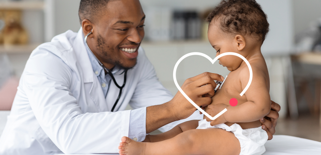 imagem de uma médico examinando uma criança, simbolizando O Dia Mundial do Coração