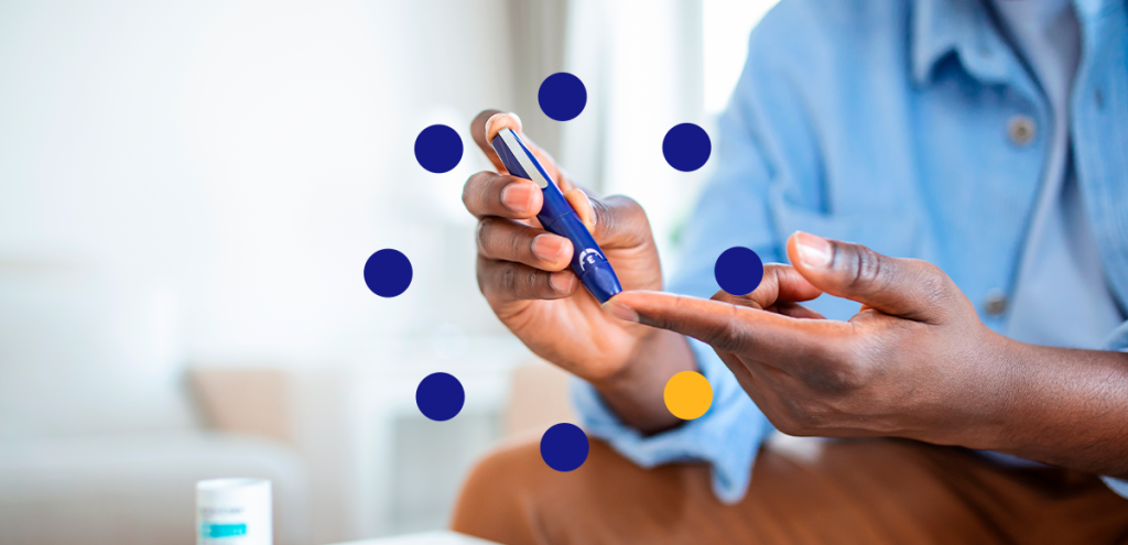 Imagem de uma pessoa aferindo a glicemia, simbolizando o Dia Mundial da Diabetes