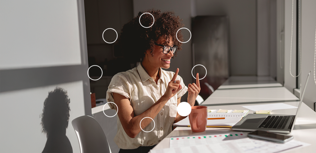 imagem de uma mulher fazendo sinais de libra, simbolizando Dia nacional da surdez