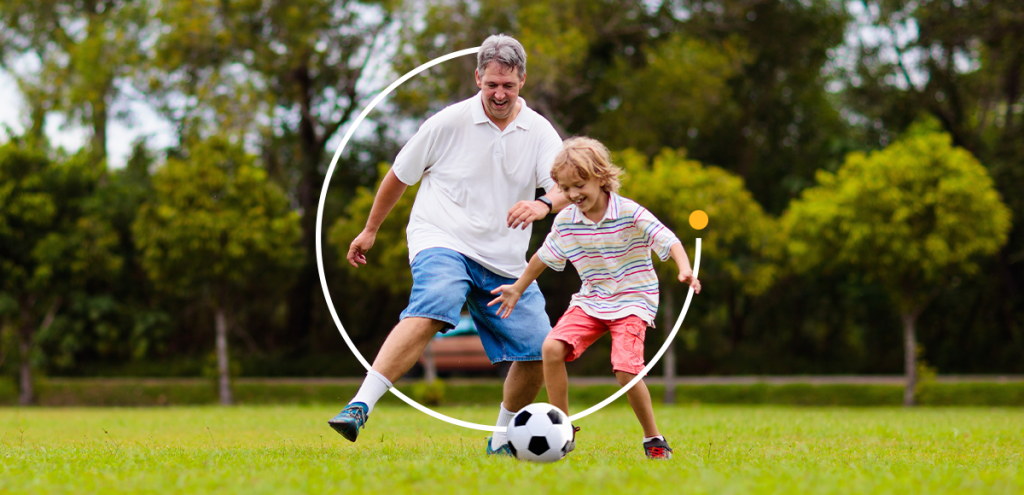 Imagem de um homem adulto e uma criança jogando bola, simbolizando A prática de jogar bola x A saúde do homem