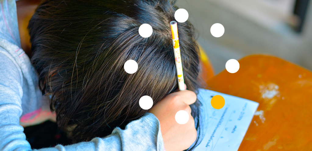 Imagem de uma criança com cabeça baixa, simbolizando Dia Nacional de Atenção à Dislexia