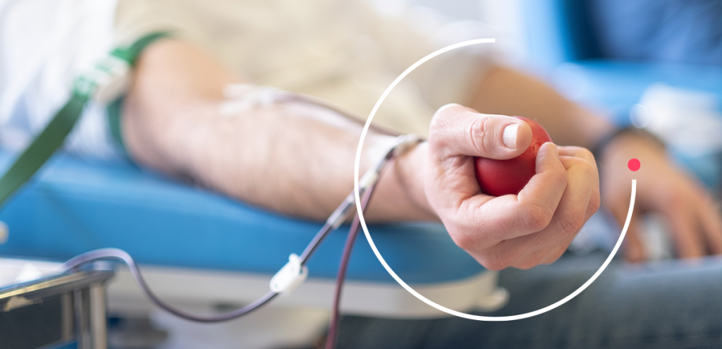 Imagem de uma pessoal doando sangue, simbolizando o dia Nacional do doador de sangue