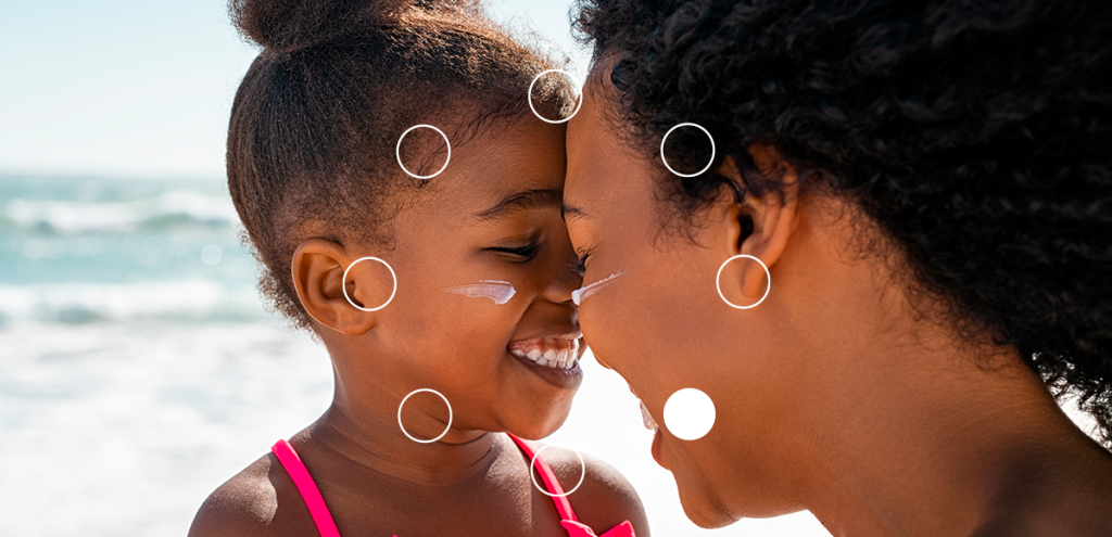 Imagem de uma criança e uma mulher sorrindo a beira mar, simbolizando o tema Impacto do verão no humor.
