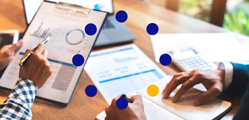 Imagem de um ambiente com planilhas, gráficos e calculadora, simbolizando o tema saúde financeira no final do ano