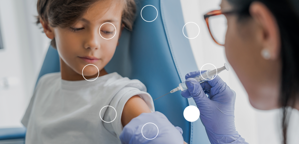 Profissional de saúde aplicando vacina em criança durante a Semana Mundial da Imunização, destacando a importância da vacinação infantil para prevenção de doenças.