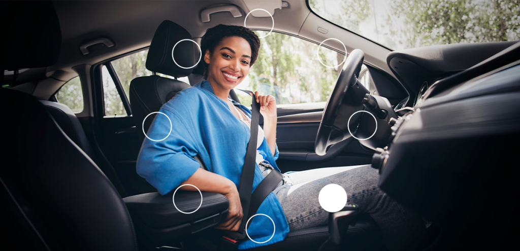 Condutor ajustando o cinto de segurança dentro do carro, ilustrando atitudes de segurança no trânsito e prevenção de acidentes