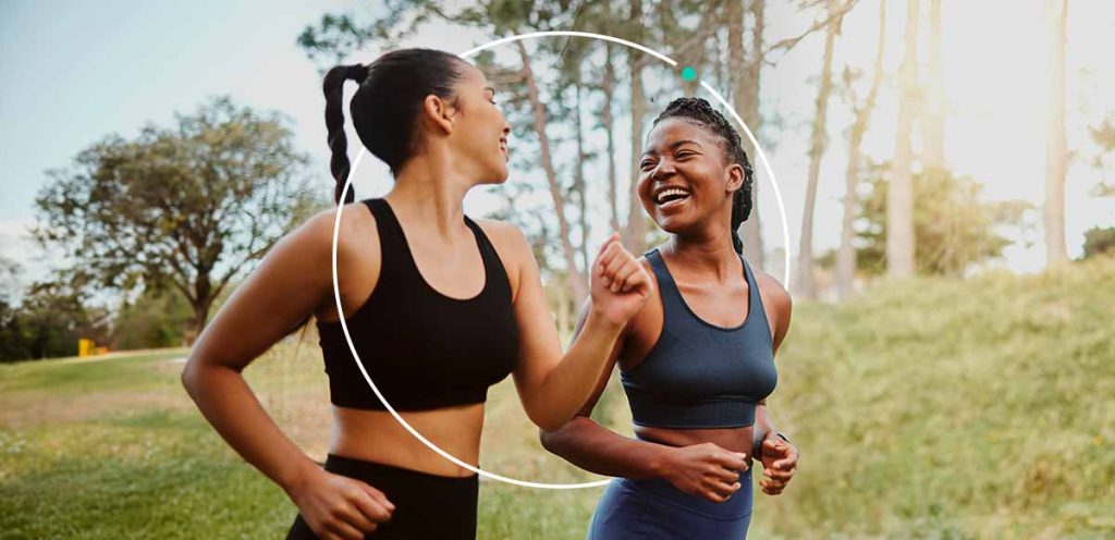 Imagem de duas mulheres correndo no parque, simbolizando o tema como manter seu coração saudável com as mudanças simples no estilo de vida.