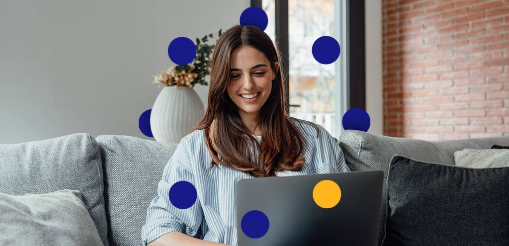 imagem de uma moça sentada no sofá, a frente de um notebook, simbolizando Janeiro Branco: O que é e por que a saúde mental merece a sua atenção