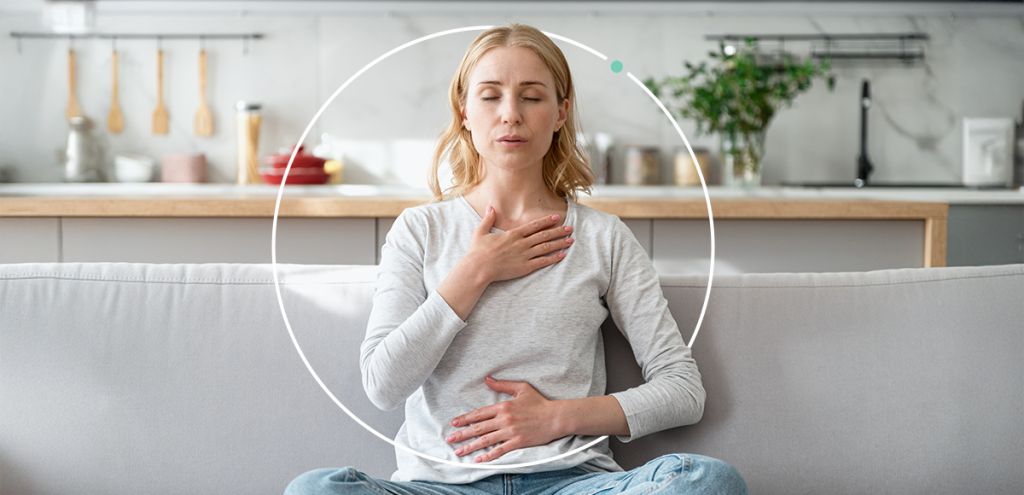 Imagem de uma mulher meditando, simbolizando A Importância de reconhecer os sinais de adoecimento mental.
