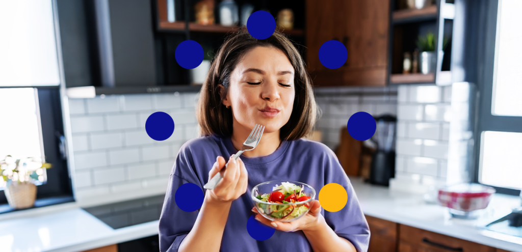 Imagem de uma mulher comendo  uma salada para representar: Alimentação e saúde: 5 nutrientes essenciais para o bem-estar 