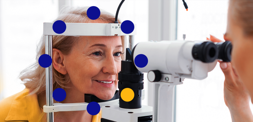 Imagem de uma mulher fazendo exame de vista para representar: Saúde ocular: por que cuidar da visão é tão importante 