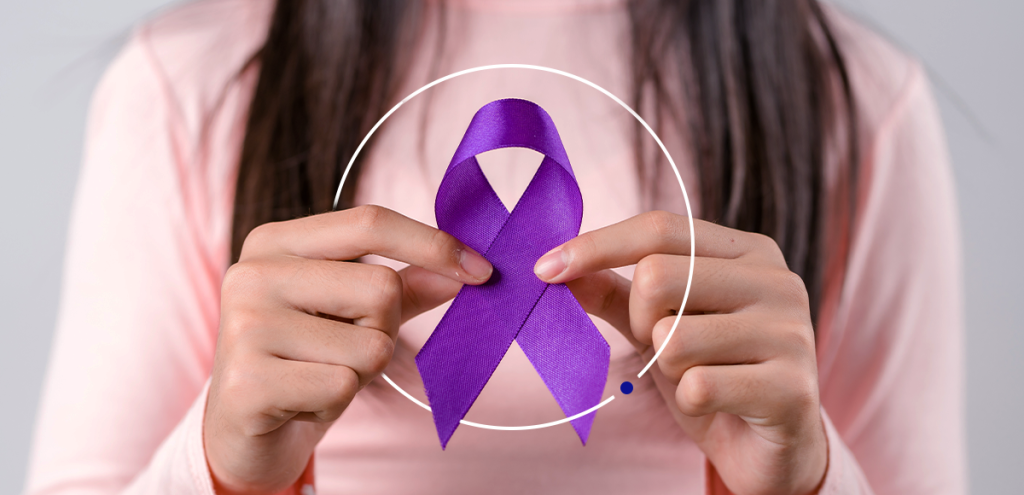 Imagem de uma mulher segurando o símbolo do março lilás para representar: Março lilás: prevenção do câncer de colo do útero.  