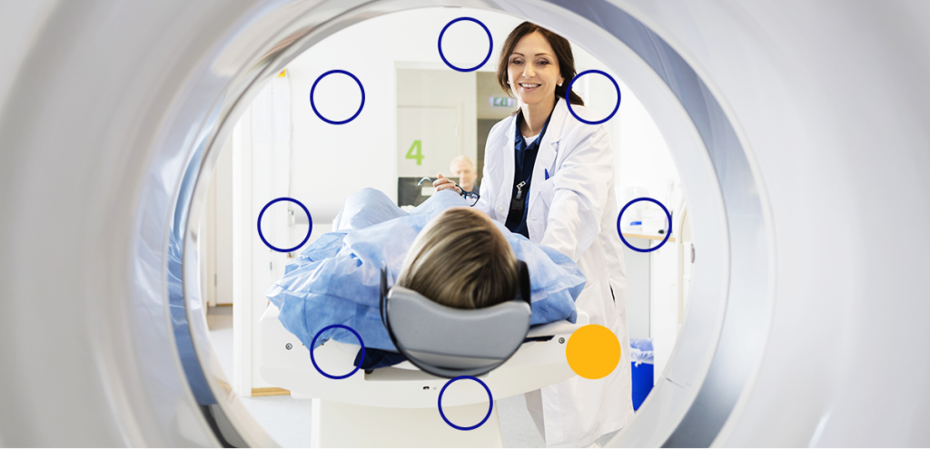 Imagem de uma médica realizando o exame na paciente para representar: Dia mundial da Epilepsia: entenda a doença 