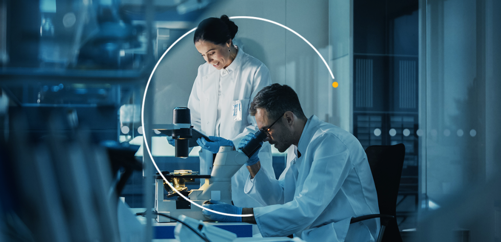 Imagem de duas pessoas fazendo pesquisas para presentar: Tecnologia e saúde: inovação no cuidado pessoal 
