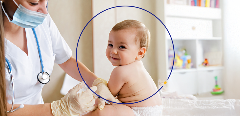 Imagem de um bebê tomando vacina para representar: Meningite: Por que vacinar? 