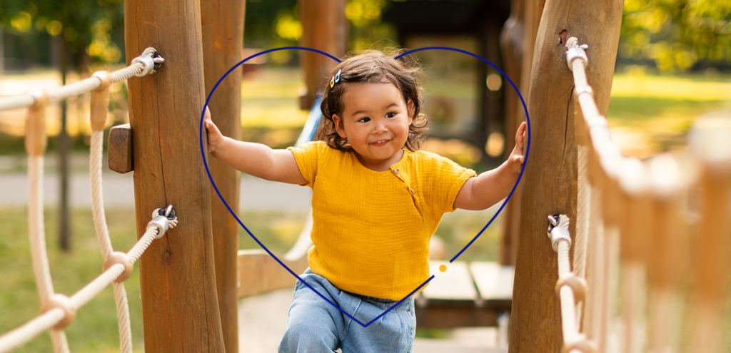Imagem de uma garotinha autista brincando, para representar: Autismo, inclusão, respeito e compreensão.