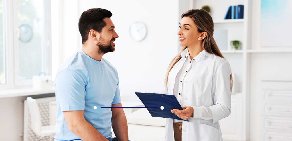 Imagem de um homem em uma consulta médica para representar: Cuidado da saúde do fígado: como evitar doenças hepáticas 
