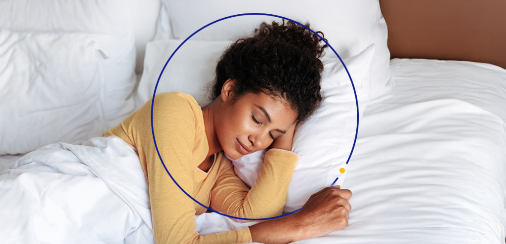 Imagem de uma mulher dormindo, para representar: Sono e saúde como a qualidade do descanso impacta seu bem-estar. 
