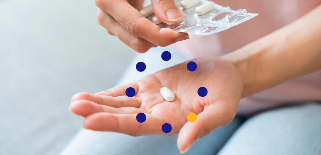 Imagem de uma pessoa colocando um comprimido na mão para representar: Dia nacional sobre o uso racional de medicamentos: entenda a importância da conscientização  
